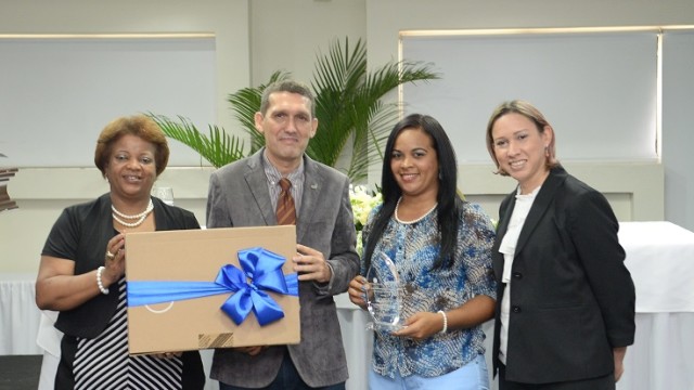 La docente Ledys Mendez Gomez recibe una placa y laptop