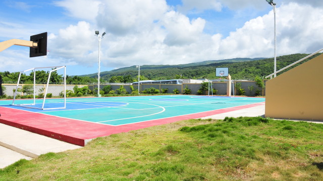 Instalación deportiva de uno de los centros escolares inaugurado por el presidente Medina.