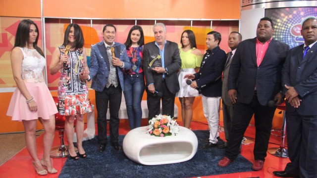 El programa Pégate y Gana reconocieron a Alicia Ortega en el programa Pégate y Gana con el Pachá.