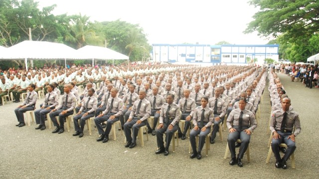 Agentes policiales graduados.