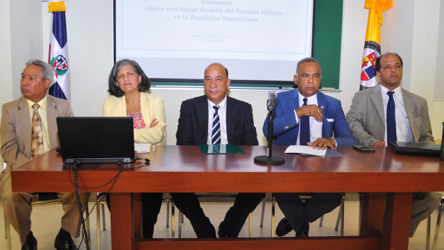 De izquierda a derecha Isodoro Santana, del Ministerio de la Presidencia; Magdalena Lizardo, del MEPyD; Bautista Rojas Gómez, Ministro de Medio Ambiente; el senador Felix Nova y Benjamin McDonald, representante en el país del Banco Mundial.