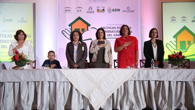 La vicepresidenta Margarita Cedeño, Georgina Sandoval, Rosa María Suárez, Luicana Mermet, Miguel Ángel García y Cruz Amalia Rodríguez.