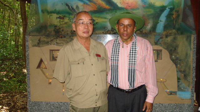 Manuel Antonio Díaz, autor de este artículo, junto a un ex combatiente de Vietnam.