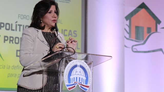 Margarita Cedeño se dige a los asistentes al foro.