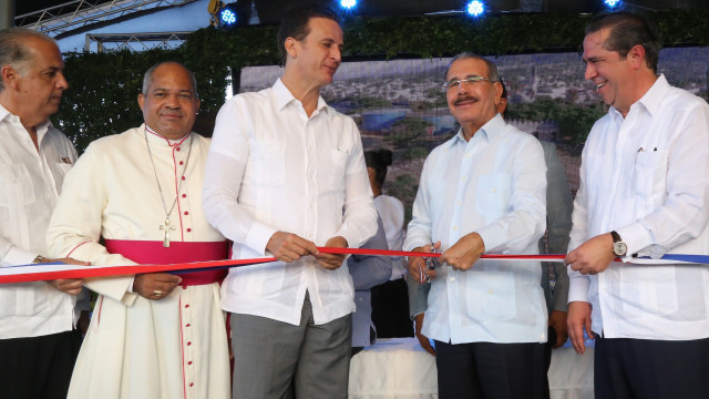 El presidente Danilo Medina junto a empresarios de la zona corta la cinta para dejar iaugurado el anfiteatro en Pueto Plata.