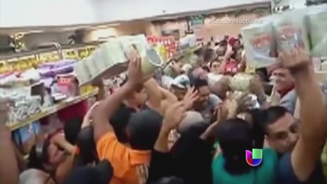 Venezolanos saquean establecimientos en busca de alimentos y medicinas.