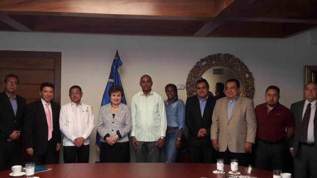 Participantes en la reunión efectuada en la capital de San Salvador, entre el diputado electo dominicano Julito Fulcar Encarnación y la secretaria general del SICA, Victoria María Velásquez Avilés, entre otros dirigentes cooperativistas. 