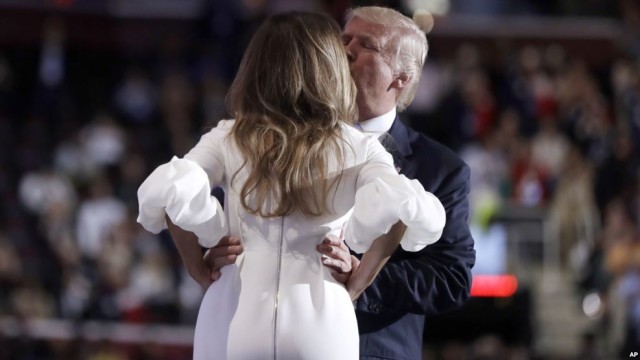 Melania Trump y su esposo se besan tras el discurso de la primera en la convención republicana. 