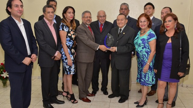 En el acto le fue entregada una placa de reconocimiento al mérito al señor Aquiles Farías Monge, en su condición de fundador y primer presidente de la otrora Asociación Interamericana de Hombres de Empresas Inc., hoy ASINE.