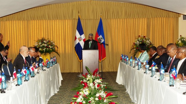 Delegaciones dominicanas y haitianas reunidas en Puerto Príncipe.