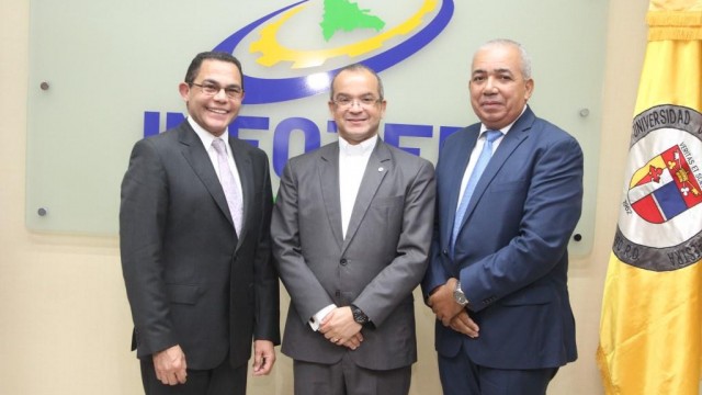 Director general,  del INFOTEP, Rafael Ovalles;Reverendo padre Alfredo de la  Cruz y Sixto Peralta, presidente de la Cámara de Comercio Puerto Plata 