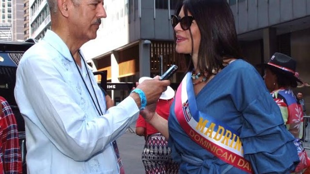 Alicia Ortega ofrece su impresión sobre el Desfile Dominicano de Nueva York al ser entrevistada por el periodista Adalberto Domínguez.
