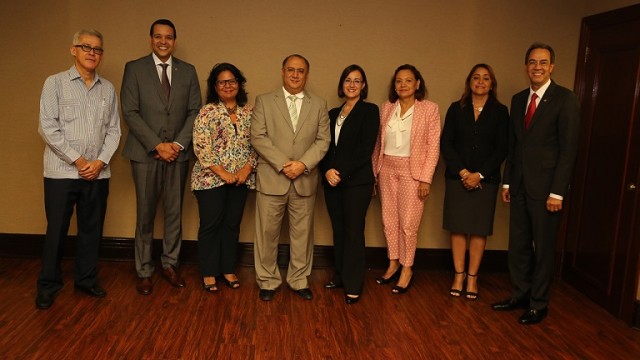 De izquierda a derecha, los señores  Moisés Álvarez, director técnico del Consejo Nacional para el Cambio Climático (CNCCMDL); Elías Dinzey, gerente general de la Fundación Popular;  María Eugenia Morales, oficial de medioambiente del PNUD; Omar Ramírez, vicepresidente ejecutivo del CNCCMDL; Luciana Mermet, representante residente adjunta del PNUD; Venecia Álvarez, embajadora adscrita al Ministerio de Relaciones Exteriores; Dabeida Agramonte, gerente de la División de Proyectos de la Fundación Popular  y José Mármol, vicepresidente ejecutivo de Relaciones Públicas y Comunicaciones de Grupo Popular.