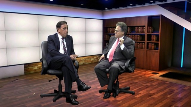 El doctor Cruz Jiminian mientras era entrevistado por el Dr. Rafael Franco 