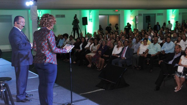 Euri Cabral habla en la conferencia Matrimonios Felices.