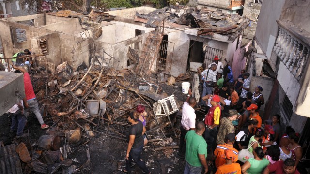 Residentes en la Yagüita de El Ejido buscan entre los escombros de sus viviendas destruidas, foto Alex Reynoso