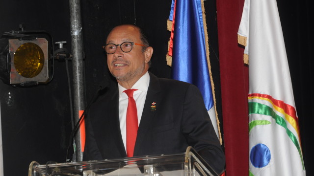 El ministro de Cultura, José Antonio Rodríguez habla durante la inauguración de la feria que se celebra en el Palacio de Bellas Artes.