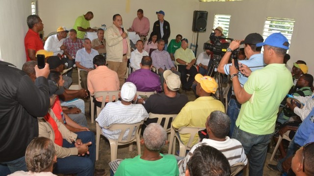 Productores de El Calvario, Peralvillo reunida con la comisión de seguimiento designada por el Presidente Danilo Medina 