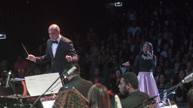 El maestro Amaury Sánchez dirigió el concierto de la artista lillith Goodman.