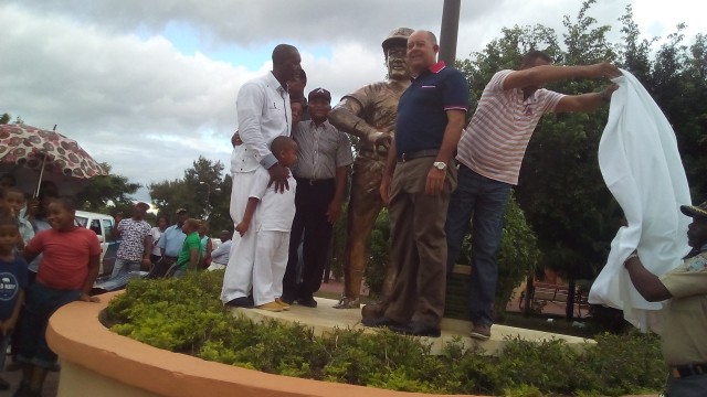 Estatua de Andrés Pérez Thomas y personalidades