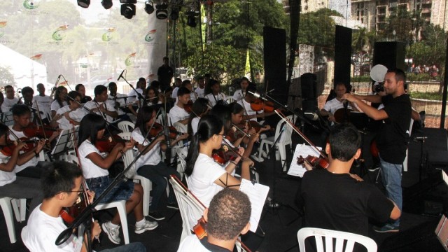 3-Presentación en la tarima ubicada en la Galería de Bellas Artes del proyecto musical “La música como medio de inclusión social”.