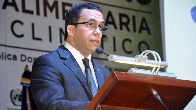 El ministro de Relaciones Exteriores, Andrés Navarro, interviene en la apertura del evento, Foto Alex Reynoso.