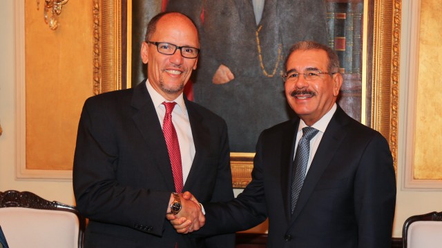 Thomas Pérez y el presidente Medina se saludan en el Palacio Nacional