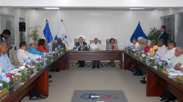 El ministro de Educación, Andrés Navarro, reunido con los dirigentes de la ADP.