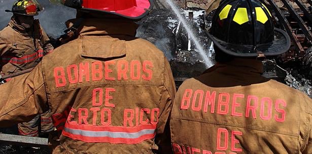 Agentes del cuerpo de bomberos de Puerto Rico trabajan en el caso de emergencia.