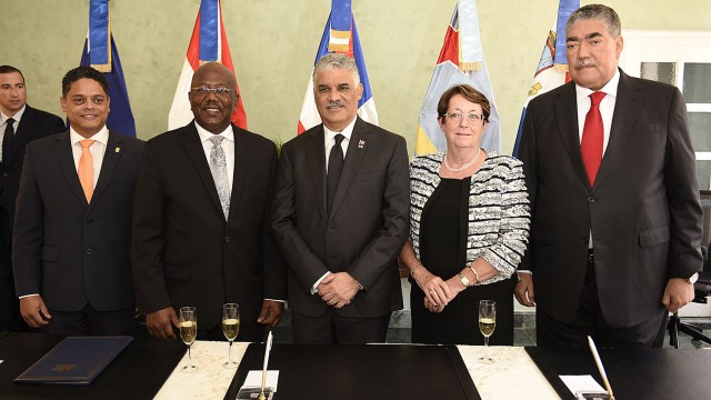 La firma del acuerdo se realizó en la sede de la cancillería dominicana.