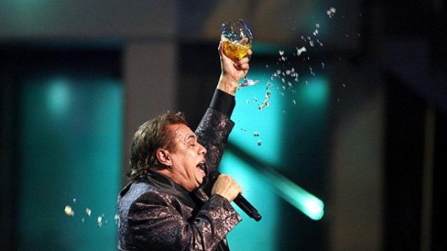 Juan Gabriel en una de sus expresiones festivas durante uno de sus conciertos.