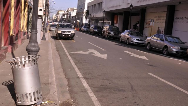 Así amaneció hoy la calle Del Sol, luego del operativo de limpieza realizado anoche en el centro de la ciudad. Foto Alex Reynoso.