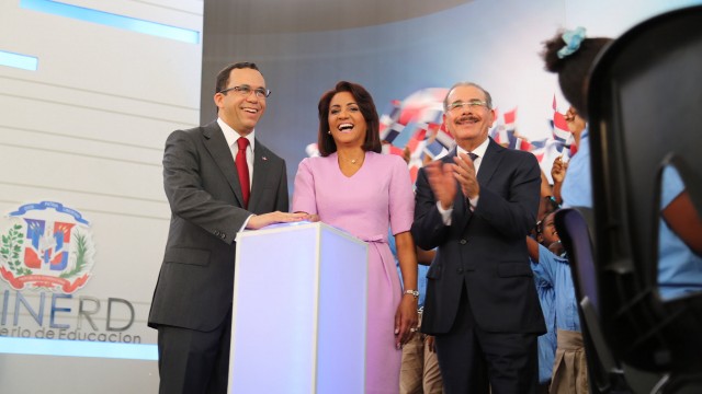 El ministro de Educación Andrés Navarro, la Primera dama, Cándida Montilla de Medina y el presidente Medina en la apertura del año escolar.