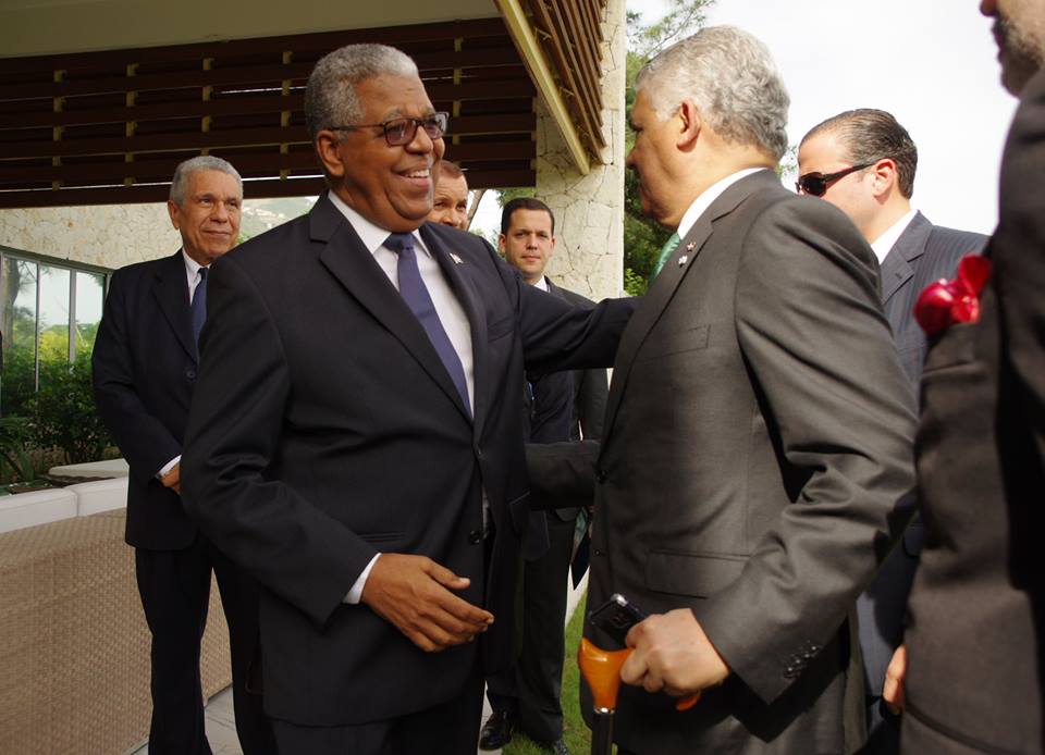 El canciller Miguel Vargas es recibido por el embajador dominicano en Puerto Príncipe, Rubén Silié.