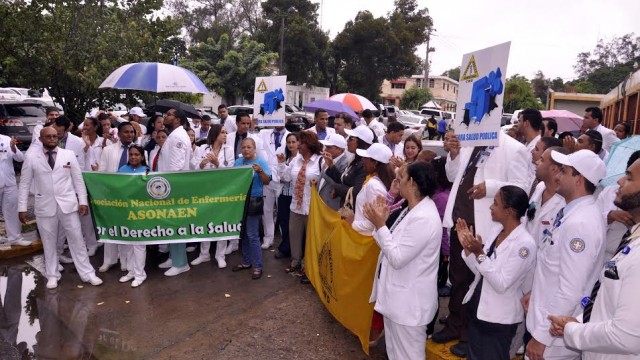 Médicos en huelga concentrados esta mañana frente al hospital regional universitario José María Cabral y Báez. Foto Alex Reynoso.
