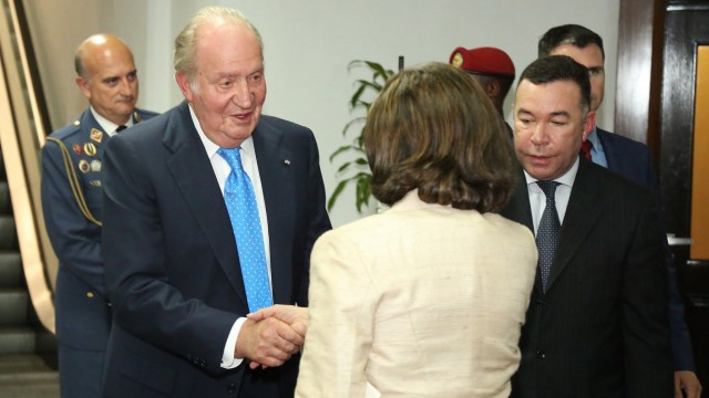 El Rey Emérito de España es recibido en el aeropuerto Internaional de Las Américas.