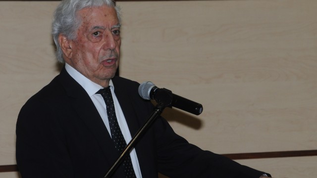 El premio Nobel de Literatura, mario Vargas Llosa durante la conferencia ofrecida en la Feria del Libro.