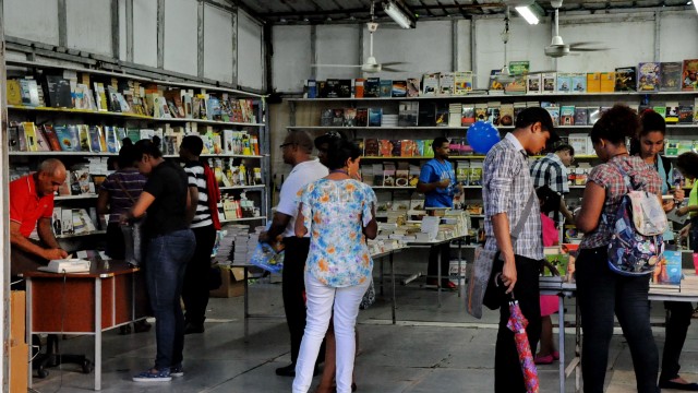 La asistencia de personas que acuden a comprar libros a la FILSD 2016.