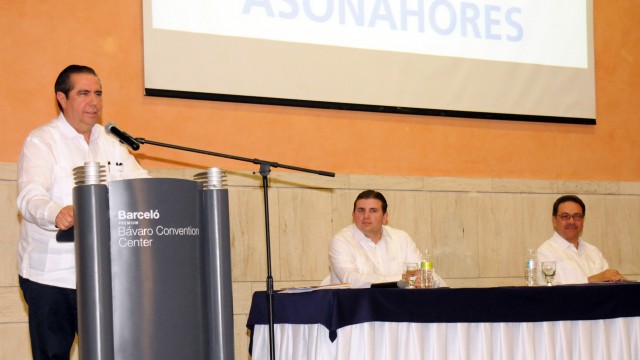 El ministro de Turismo, Francisco Javier García habla en el acto.