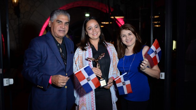  Mercedes Castillo junto a Fausto Fernández, viceministro e Indira José, directora Promoción.