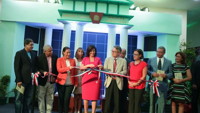 La Vicepresidenta de la República hace el corte de cinta que deja inaugurado el pabellón dedicado al patricio Juan Pablo Duarte, en compañía de funcionarios, escritores y representantes de organismos internacionales.