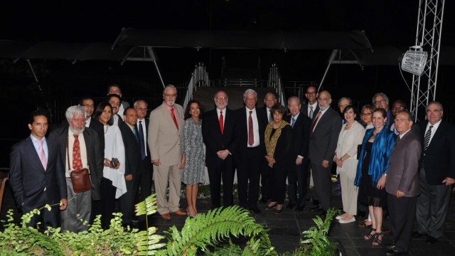El escritor Mario Vargas Llosa en una fotografía colectiva junto al ministro de Cultura, Pedro Vergés, y demás participantes en el agasajo que le rindiera el Ministerio de Cultura.