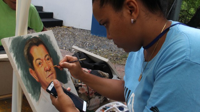 Estudiantes de la Escuela Nacional de Artes Visuales plasman sobre lienzo el rostro del poeta homenajeado, escritor Alejandro Arvelo.