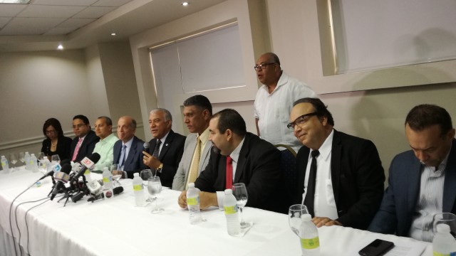 Líderes de la oposición ofrecieron una rueda de prensa para anunciar sus planes.
