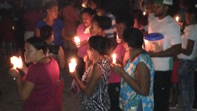 Residentes en Jimaní prende velas en la noche para reclamar que se haga la luz.