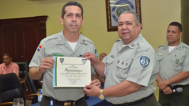 El periodista y oficial de Amet, Diego Pesqueira recibe reconocimiento.