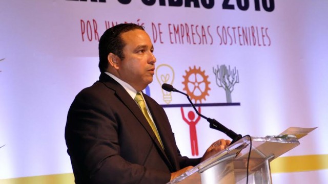 Instante en que Juan Manuel Ureña, presidente de la Cámara de Comercio y Producción de Santiago, pronuncia el discurso central. Foto Alex Reynoso.
