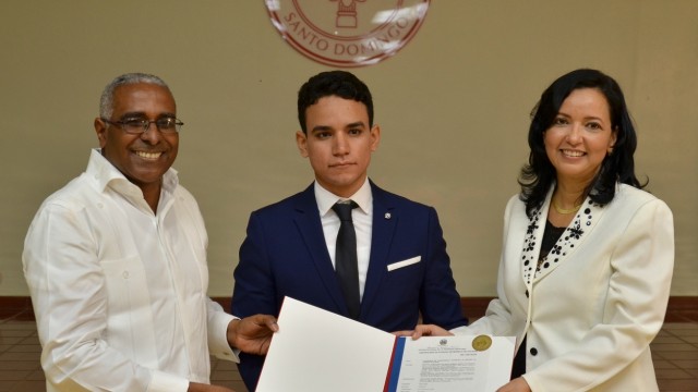 La directora de ONAPI, Sandy Lockward, entrega la concesión de patente al rector del INTEC y a Francarlos Esteban Bencosme.