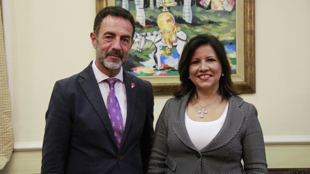 La vicepresidenta de la República, Margatita Cedeño de Fernández y el doctor Mguel Lorente. 