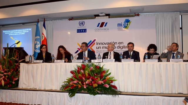 El ex presidente Leonel Fernández durante una conferencias en Costa Rica.